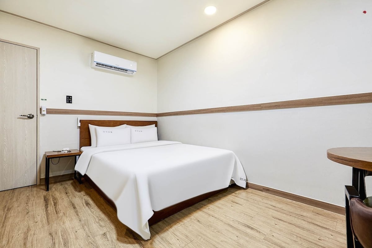 Basic Room | Desk, laptop workspace, free WiFi