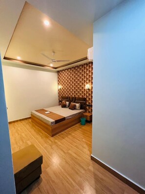 Deluxe Double Room | Free WiFi - The Kashi Yatra Inn (Varanasi)