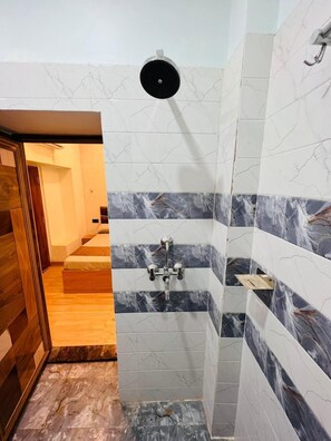 Bathroom - The Kashi Yatra Inn (Varanasi)