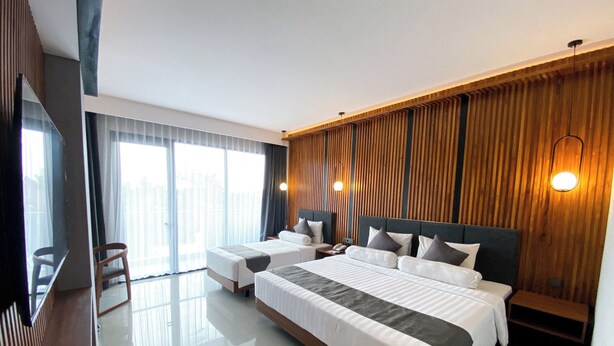 Een moderne hotelkamer met een groot bed, een bureau en een stoel.