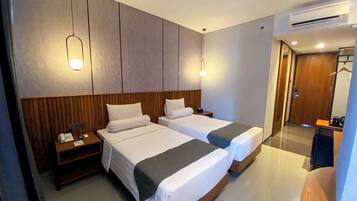 Habitación Deluxe con 2 camas individuales | Escritorio, wifi gratis, ropa de cama