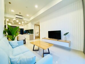 Căn hộ Deluxe, 2 phòng ngủ | Khu phòng khách | TV LCD 35-inch có truyền hình cáp