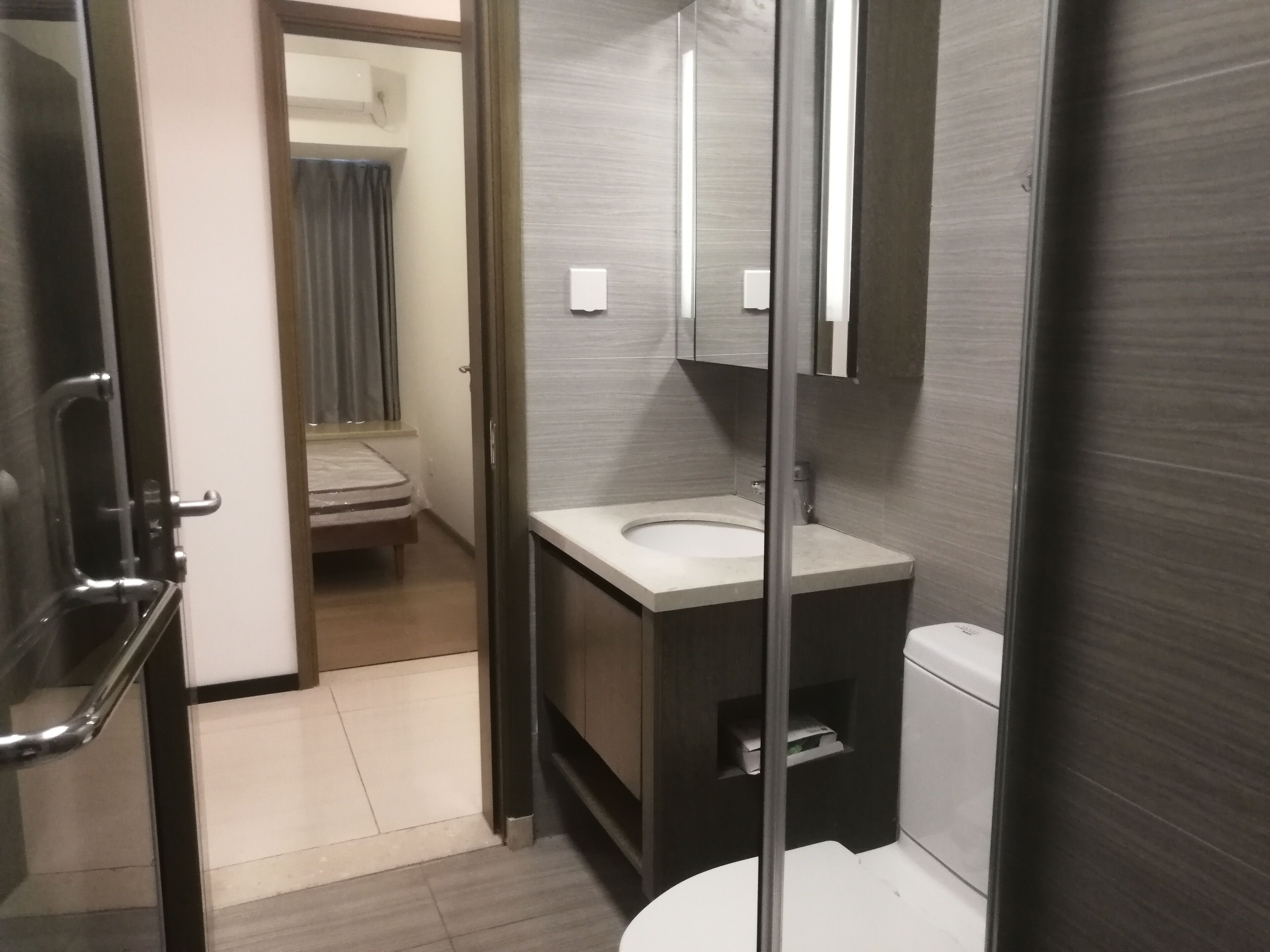 Sèche-cheveux, serviettes fournies, savon, papier toilette