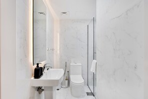 Dusche, Haartrockner, Handtücher, Toilettenpapier