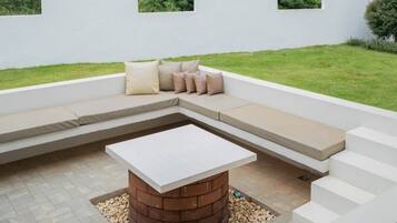 Vila Keluarga, pemandangan kolam renang | Area keluarga | Televisi layar datar 32-inci dengan saluran TV kabel