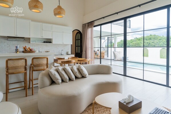 Villa Familiale, vue piscine | Coin séjour | Télévision à écran plat de 32 pouces avec chaînes par câble