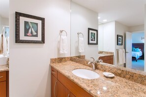 Haartrockner, Handtücher, Seife, Shampoo