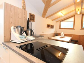 Fridge, microwave, oven, stovetop - Apartment 'Melissa' with Mountain View, Balcony and Wi-Fi (Zellberg)