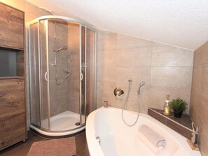 Douche, sèche-cheveux, serviettes fournies