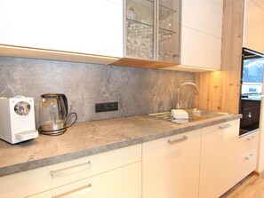 Fridge, microwave, oven, stovetop - Apartment 'Melissa' with Mountain View, Balcony and Wi-Fi (Zellberg)