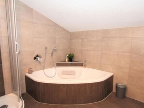 Shower, hair dryer, towels - Apartment 'Melissa' with Mountain View, Balcony and Wi-Fi (Zellberg)