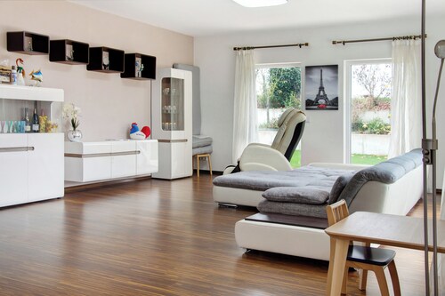 Vacation Home "Ruhiges Einfamilienhaus" with Private Terrace, Private Garden & Wi-Fi