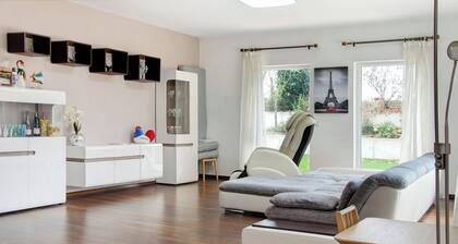 Vacation Home "Ruhiges Einfamilienhaus" with Private Terrace, Private Garden & Wi-Fi