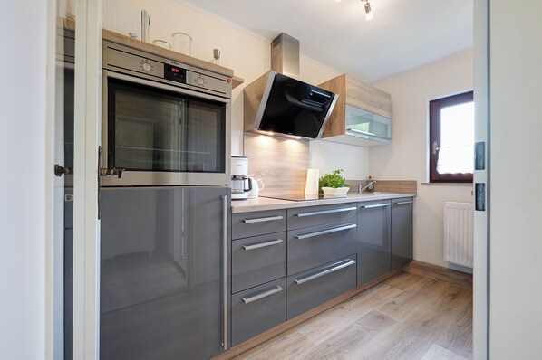 ثلاجة، ميكروويف، فرن، موقد طهي مسطح