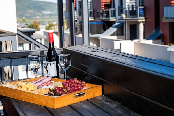 Outdoor dining - Oyster Lagoon Villa - Luxurious 2 Bed Apartment (Knysna)