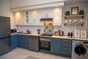 Fridge, microwave, oven, stovetop - Oyster Lagoon Villa - Luxurious 2 Bed Apartment (Knysna)
