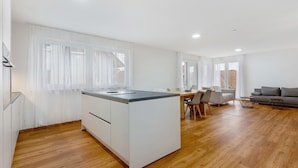 Un apartamento moderno con cocina, comedor y sala de estar.