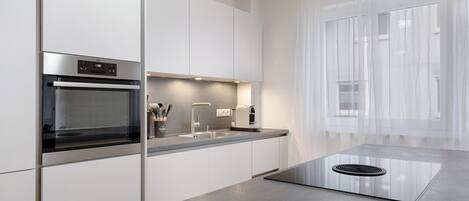Fridge, oven, stovetop, dishwasher