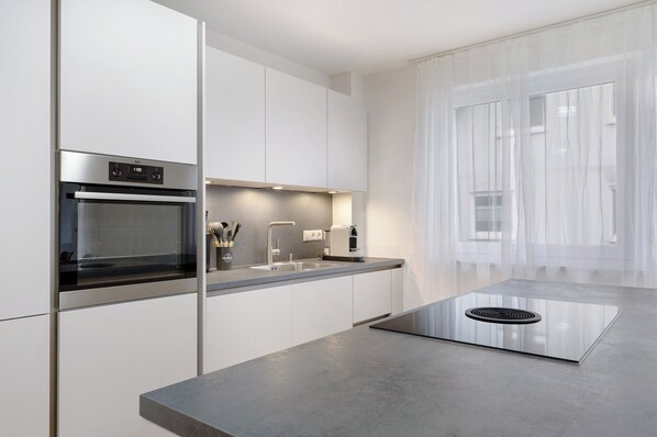 Kühlschrank, Ofen, Herdplatte, Geschirrspüler