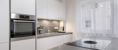 Fridge, oven, stovetop, dishwasher