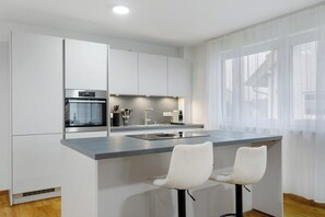 Frigorífico, horno, placa de cocina y lavavajillas