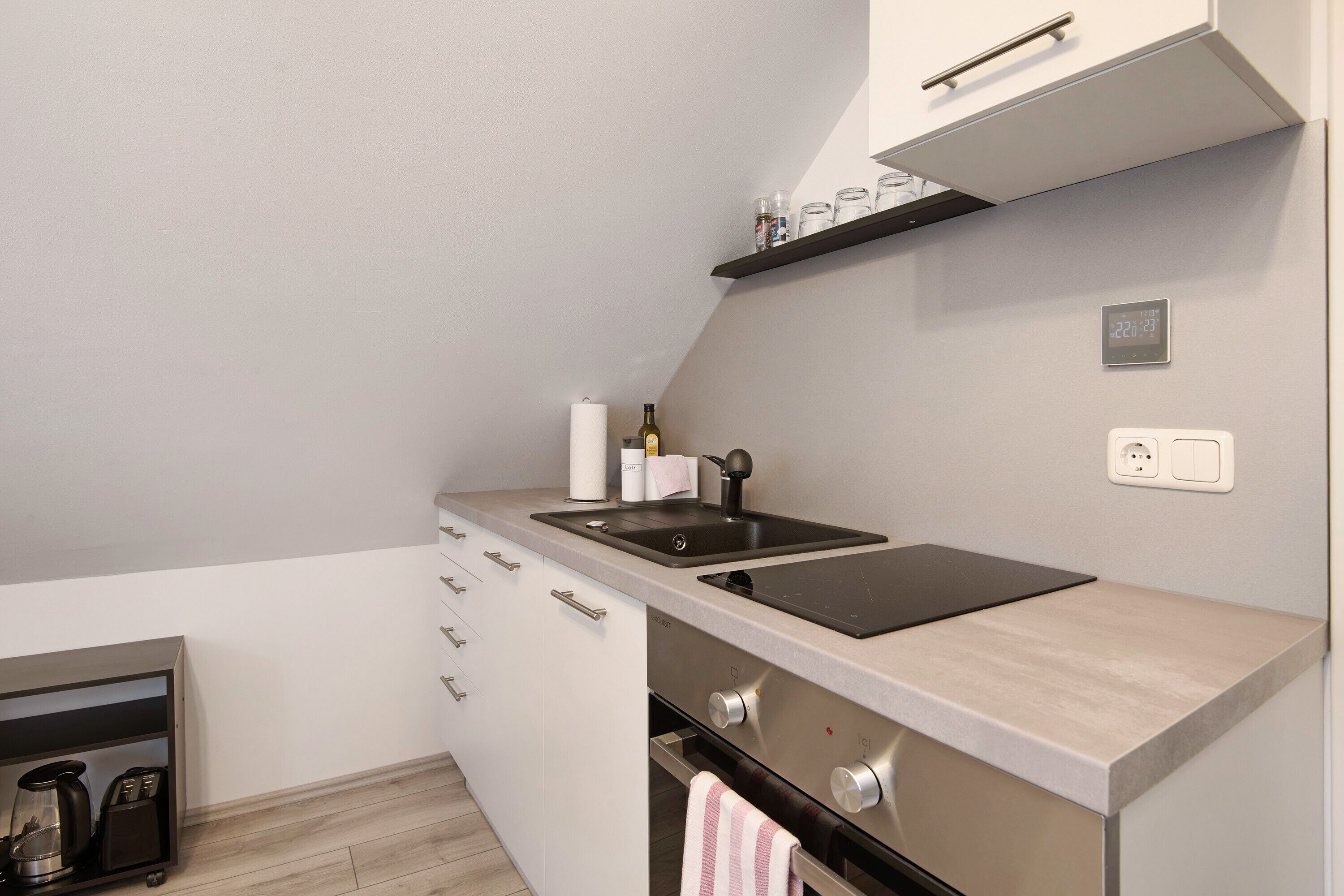 Kjøleskap, ovn, kokeplater og kaffetrakter/tekoker