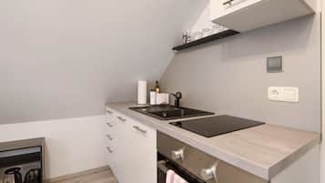 Kjøleskap, ovn, kokeplater og kaffetrakter/tekoker