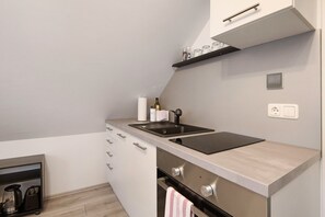 Køleskab, ovn, kogeplade, kaffe-/temaskine