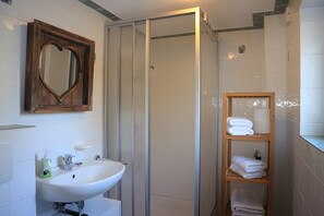 Douche, serviettes fournies