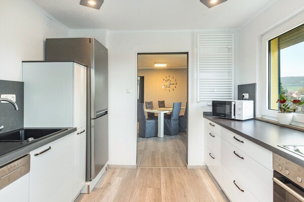 Réfrigérateur, micro-ondes, four, plaque de cuisson