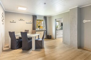 Dining - Holiday Apartment "Felsenweg" with Shared Garden, Balcony and Wi-Fi (Lauterbach (Hessen))