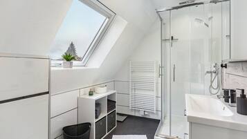 Dusche, Haartrockner, Handtücher