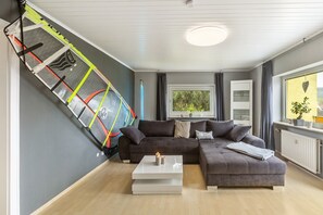 TV, DVD player, stereo - Holiday Apartment "Felsenweg" with Shared Garden, Balcony and Wi-Fi (Lauterbach (Hessen))