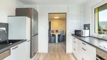 Réfrigérateur, micro-ondes, four, plaque de cuisson