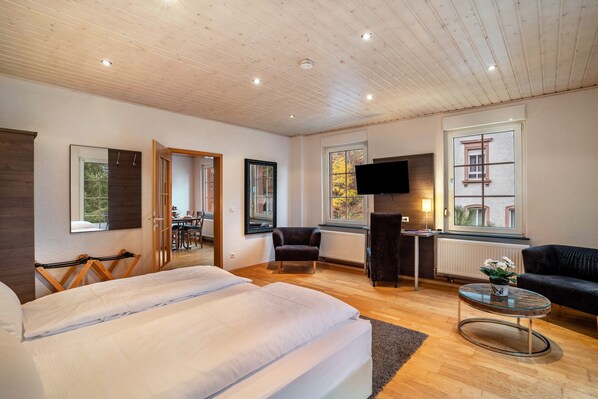 1 bedroom, free WiFi, bed sheets - Apartment 'Ferienwohnung Luise' with Private Terrace, Balcony and Wi-Fi (Bad Bergzabern)