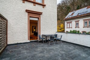 Outdoor dining - Apartment 'Ferienwohnung Luise' with Private Terrace, Balcony and Wi-Fi (Bad Bergzabern)