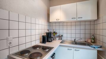 Fridge, oven, stovetop, coffee/tea maker
