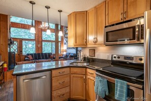 Réfrigérateur, un four, lave-vaisselle, cafetière-théière