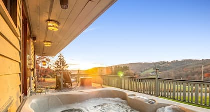 The Eagles Nest – Couples Escape - Hot Tub & Views!