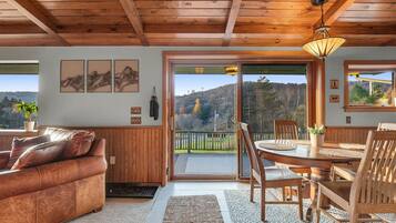 Een smart-tv, boeken en een stereo