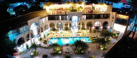 Facciata della struttura - sera/notte