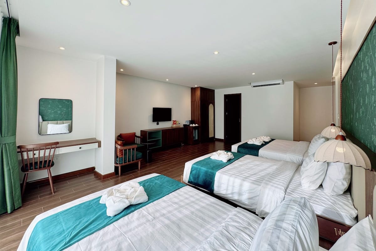 Deluxe Family Room, Balcony, Mountain View