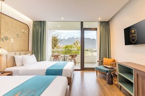 Deluxe Δίκλινο Δωμάτιο (Twin), Μπαλκόνι, Θέα στο Βουνό | Γραφείο 