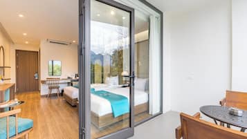 Quarto duplo luxo, sacada, vista para a montanha | Escrivaninha