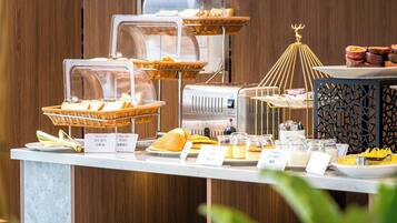 Free daily buffet breakfast
