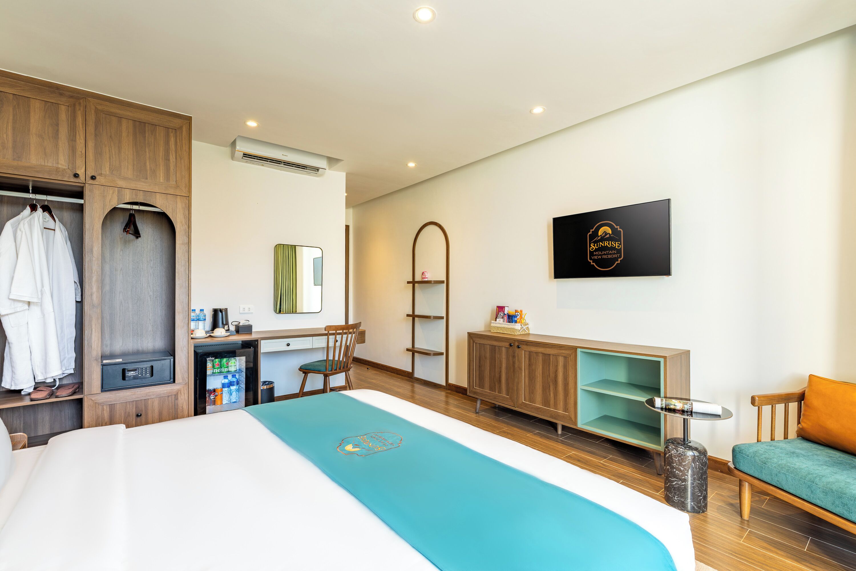 Deluxe szoba kétszemélyes ággyal, kilátással a medencére | Íróasztal