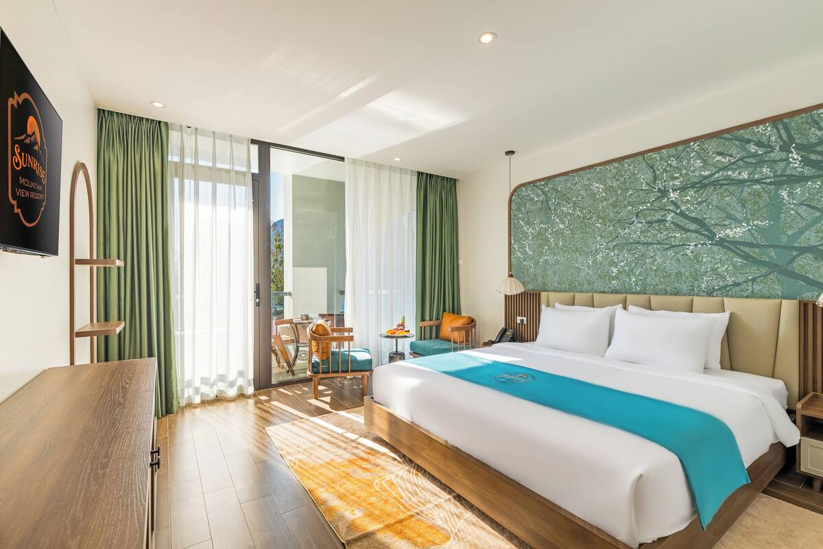 Suite with Balcony mountain view | Desk