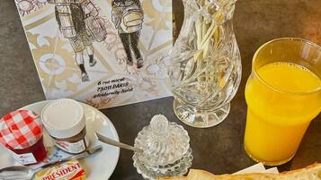 Daily continental breakfast (EUR 9 per person)