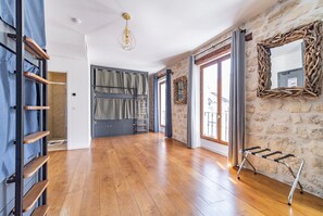 Blackout drapes, soundproofing, free WiFi, bed sheets