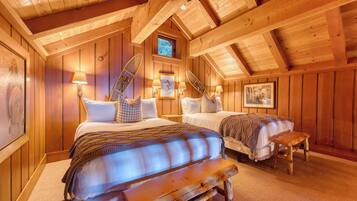 5 bedrooms, desk, iron/ironing board, travel crib